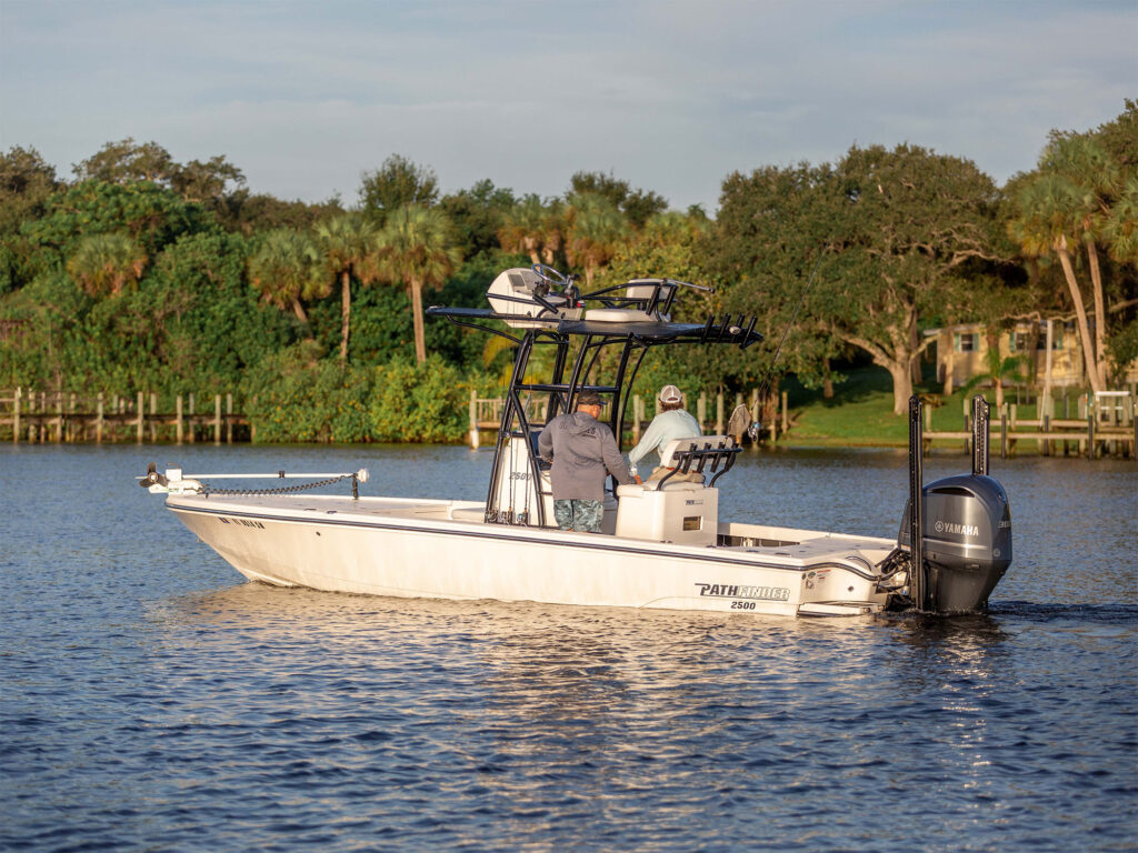 Pathfinder 2500 Hybrid heading out to fish