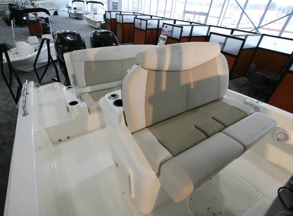Boston Whaler 270 Dauntless center console
