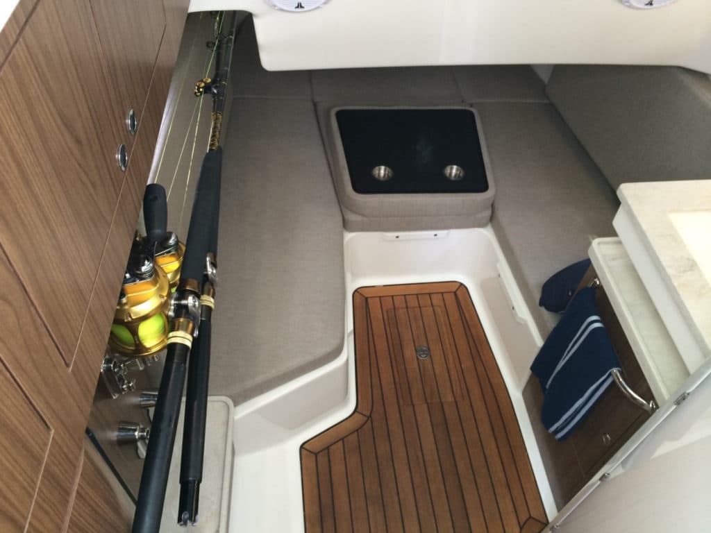 Boston Whaler 380 Outrage cabin