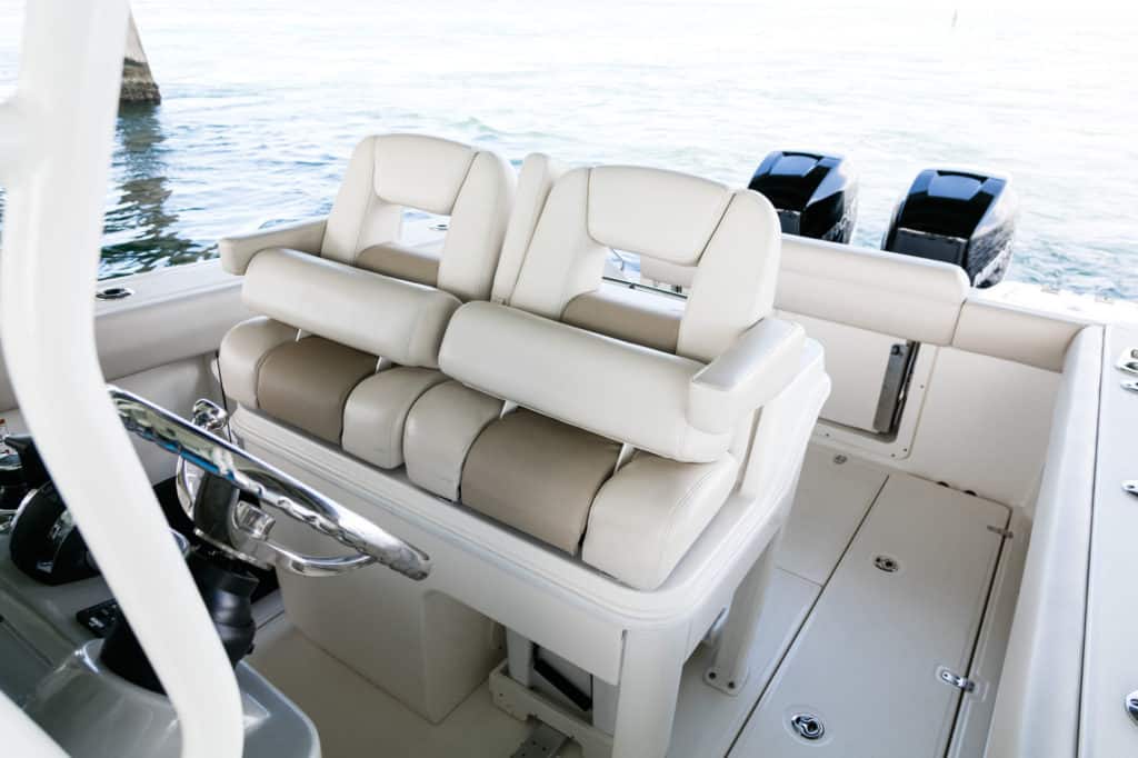 Boston Whaler 280 Outrage helm seating
