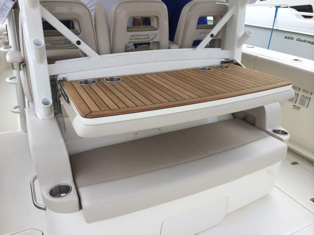 Boston Whaler 380 Outrage transom seating