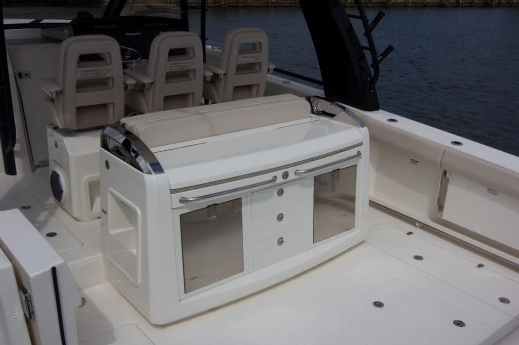 Boston Whaler 420 Outrage leaning post