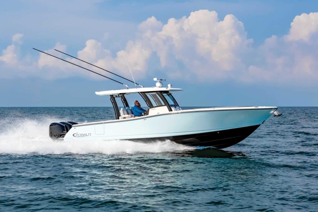 Robalo R360 running offshore