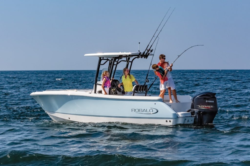 Robalo R230 fishing