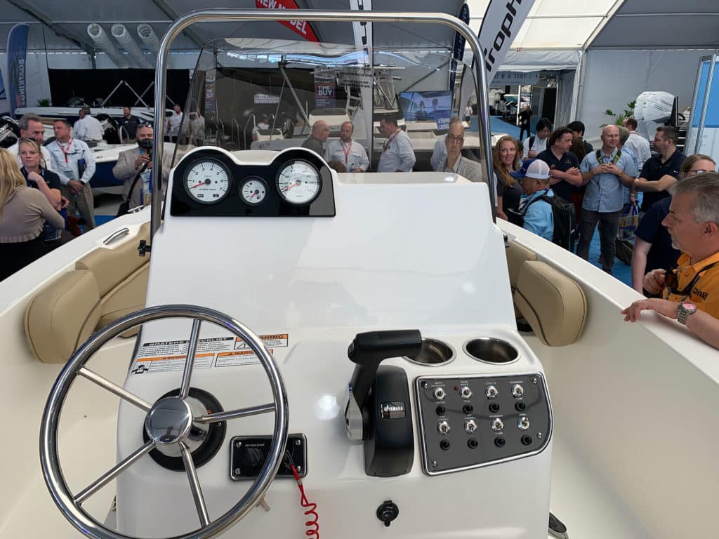 NauticStar 191 Hybrid helm