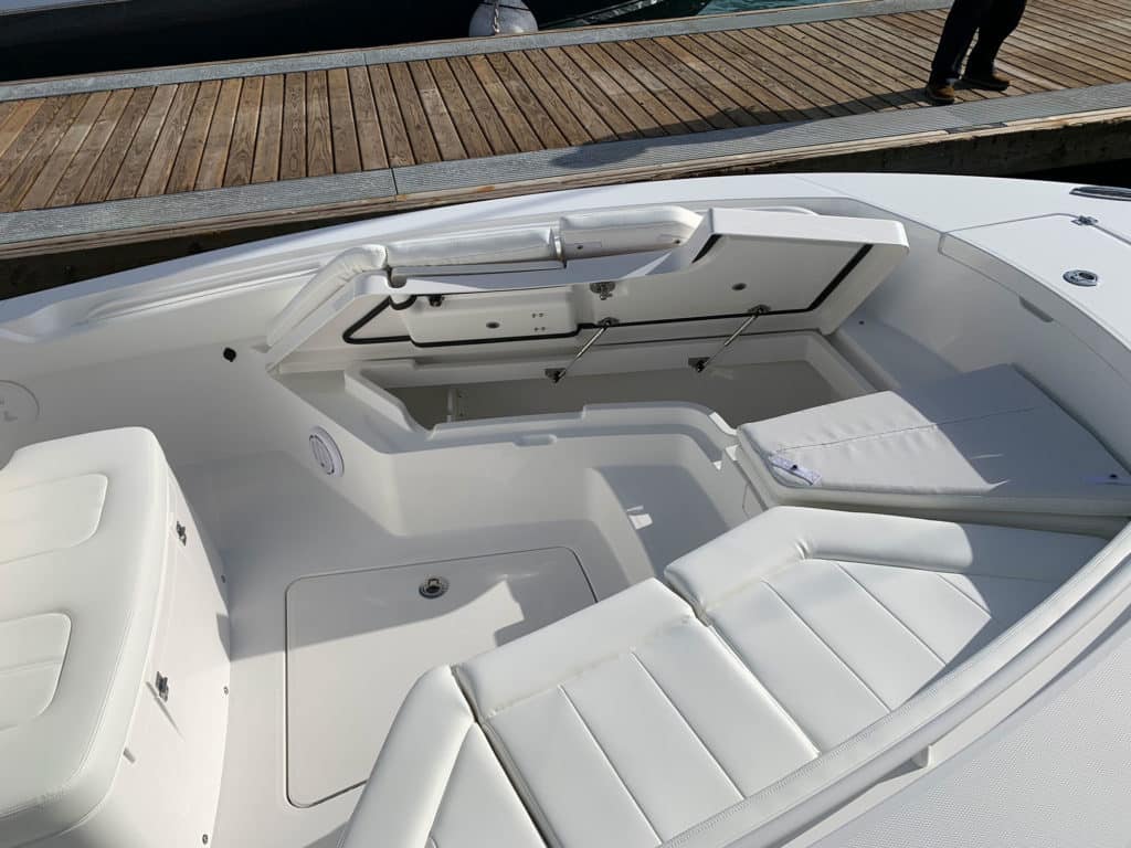 Regulator 24XO bow seating