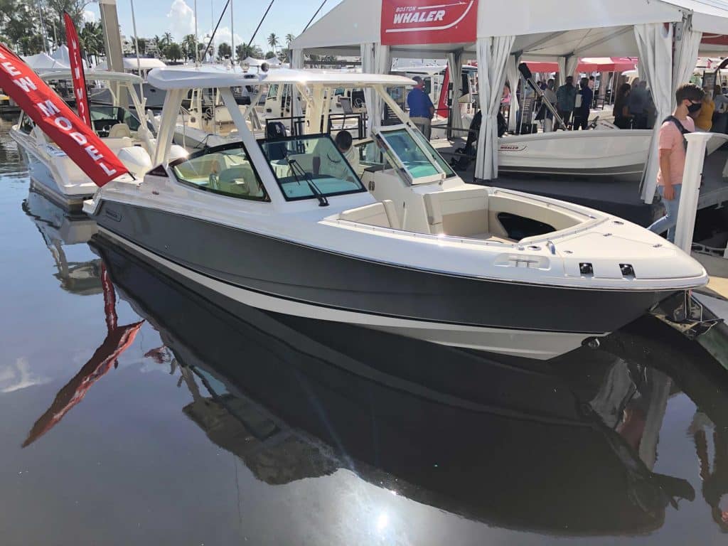 Boston Whaler 280 Vantage at the dock