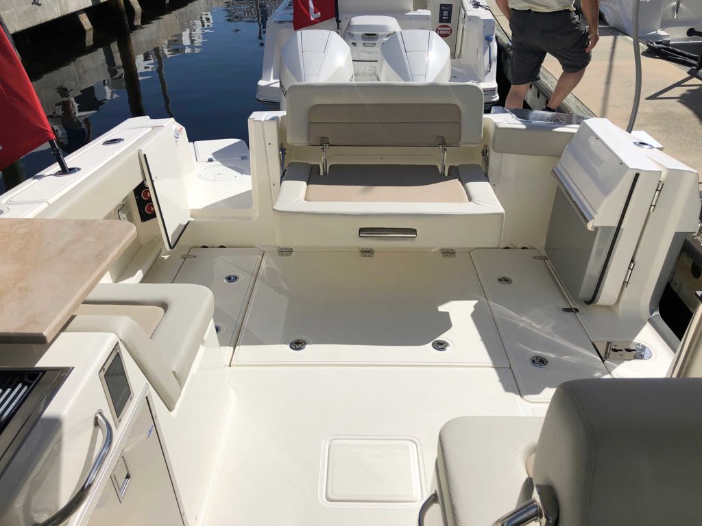 Boston Whaler 280 Vantage cockpit