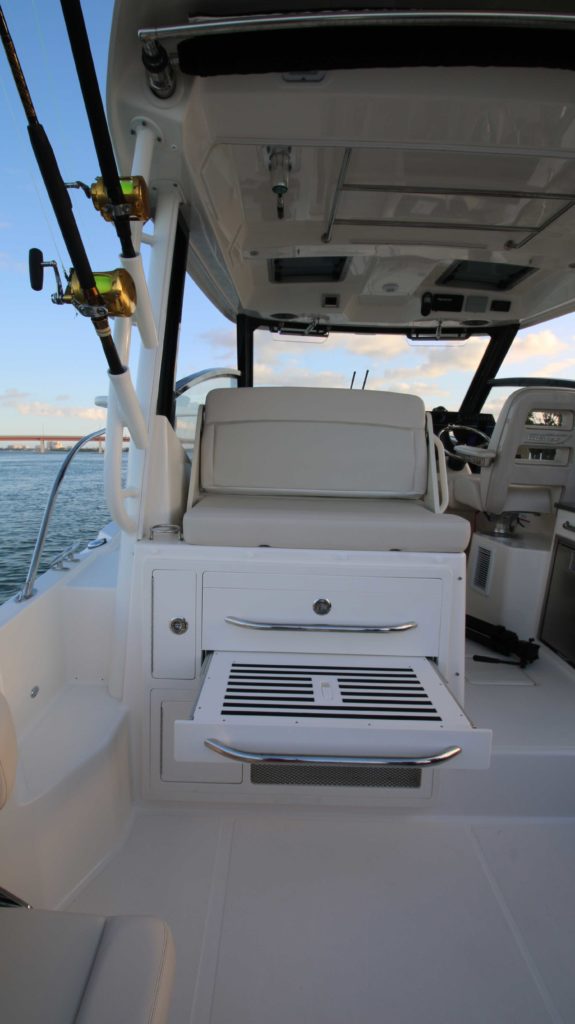 Boston Whaler 325 Conquest hardtop