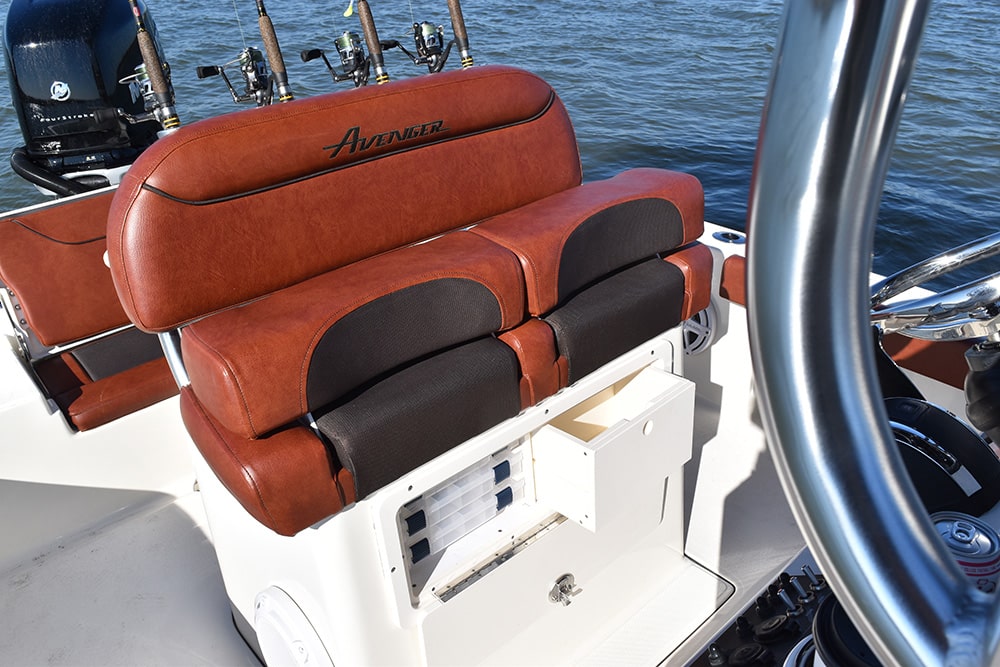 Avenger 24 saltwater fishing Bay Boat seating