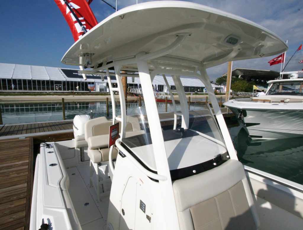 Boston Whaler 230 Outrage