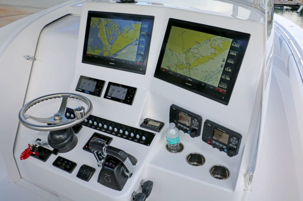 Contender 39 Fisharound helm Garmin displays