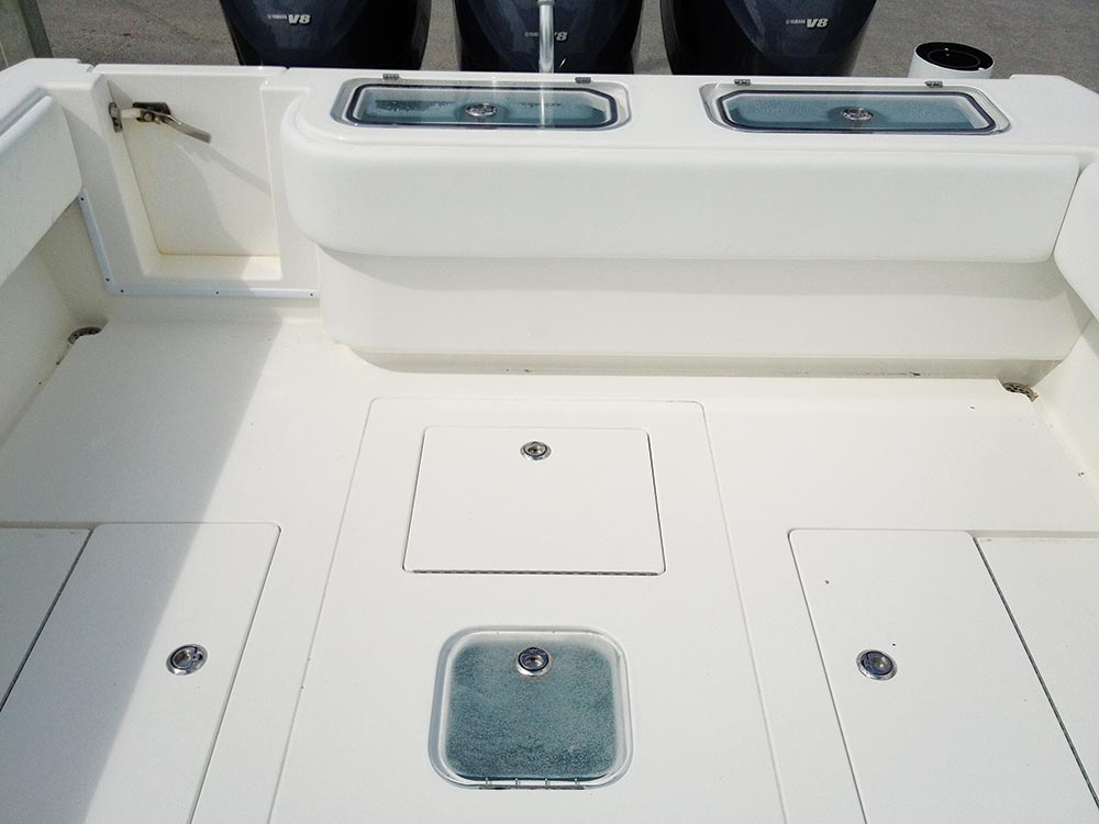 Contender 35ST center console fishing boat live bait wells