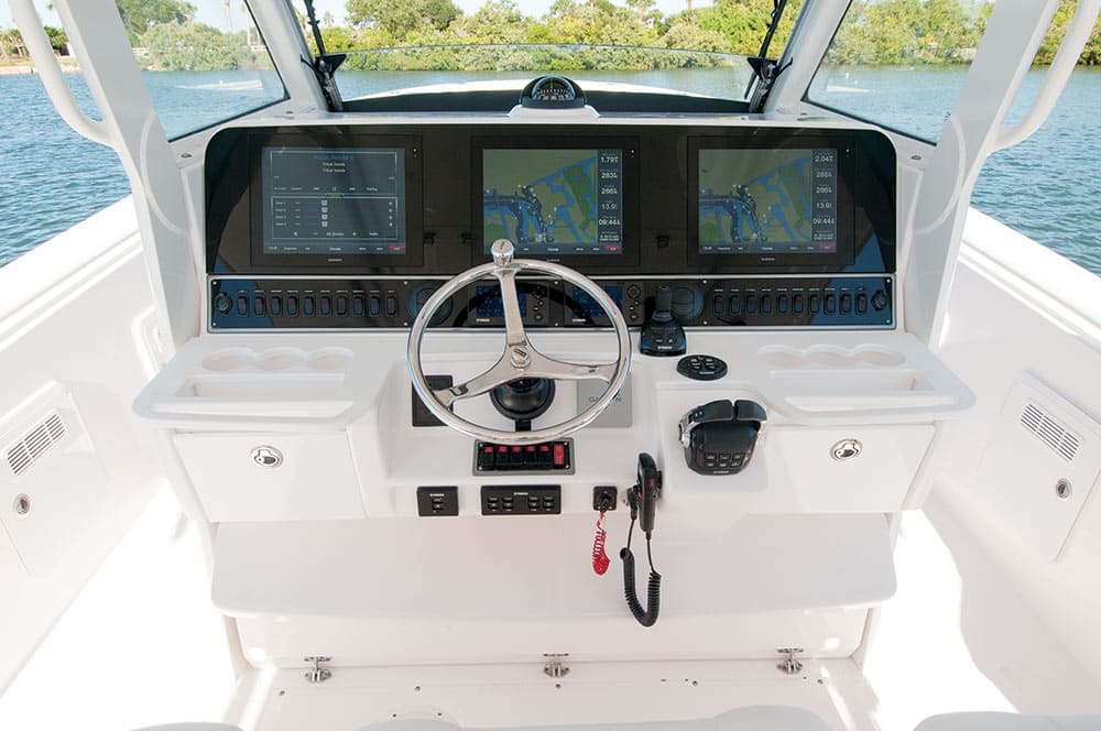 Everglades 435CC center-console saltwater fishing boat helm