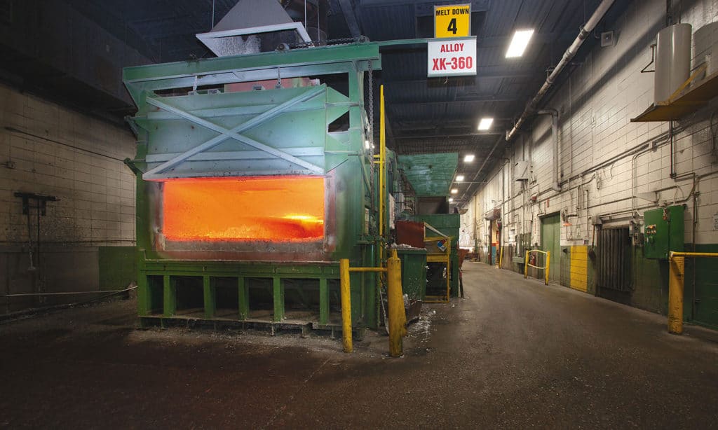 Melting furnace for blending alloys