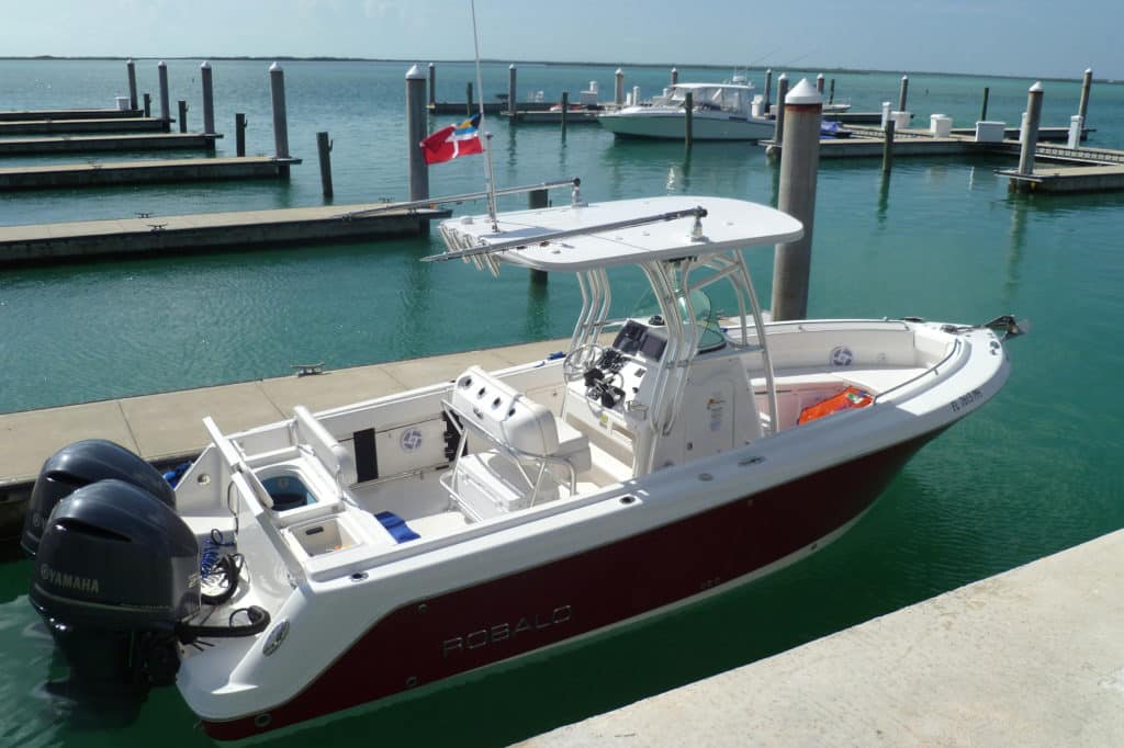 Robalo R260 fishing boat