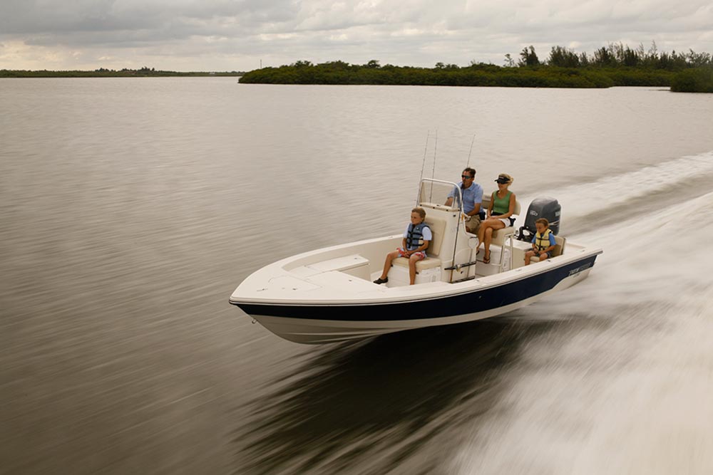 Pathfinder 2200 TRS deep sea fishing boat