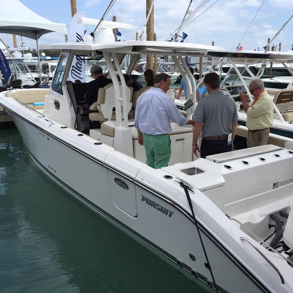 Pursuit S328 Sport center console fishing boat