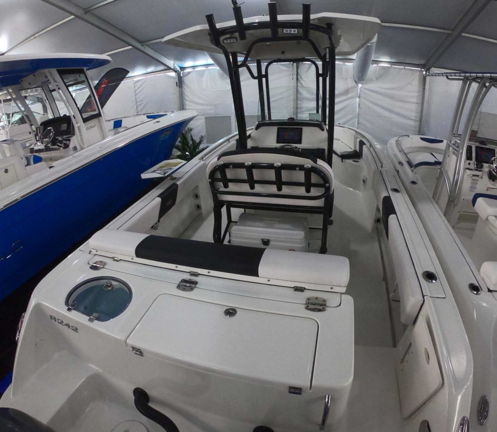 Robalo R242 Center Console