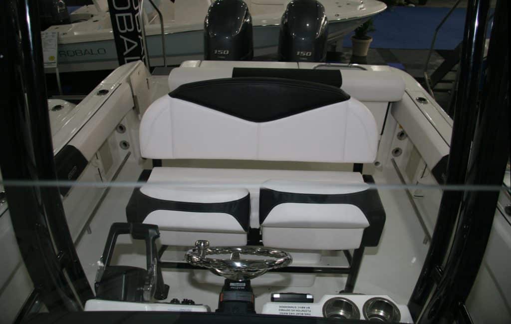 Robalo R242 Center Console