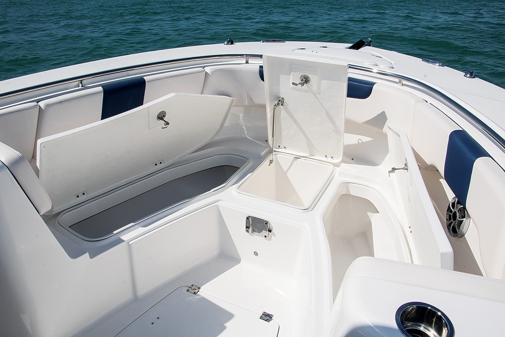 Robalo R302 bow