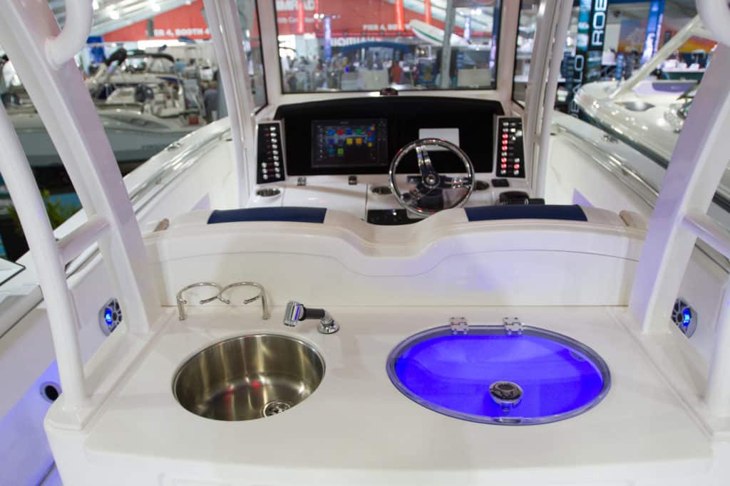 Robalo R302 center console