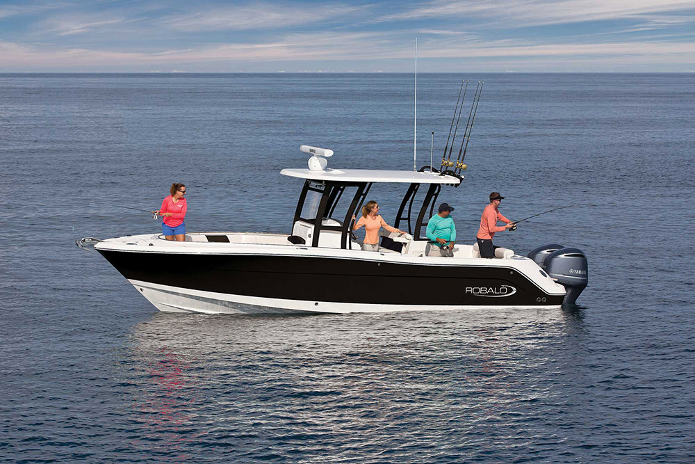 Robalo R302 Fish running center-console sport fishing boat