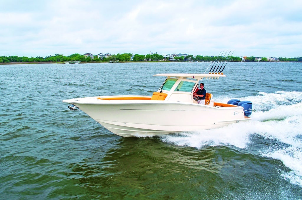 Scout 300 LXF fishing boat running