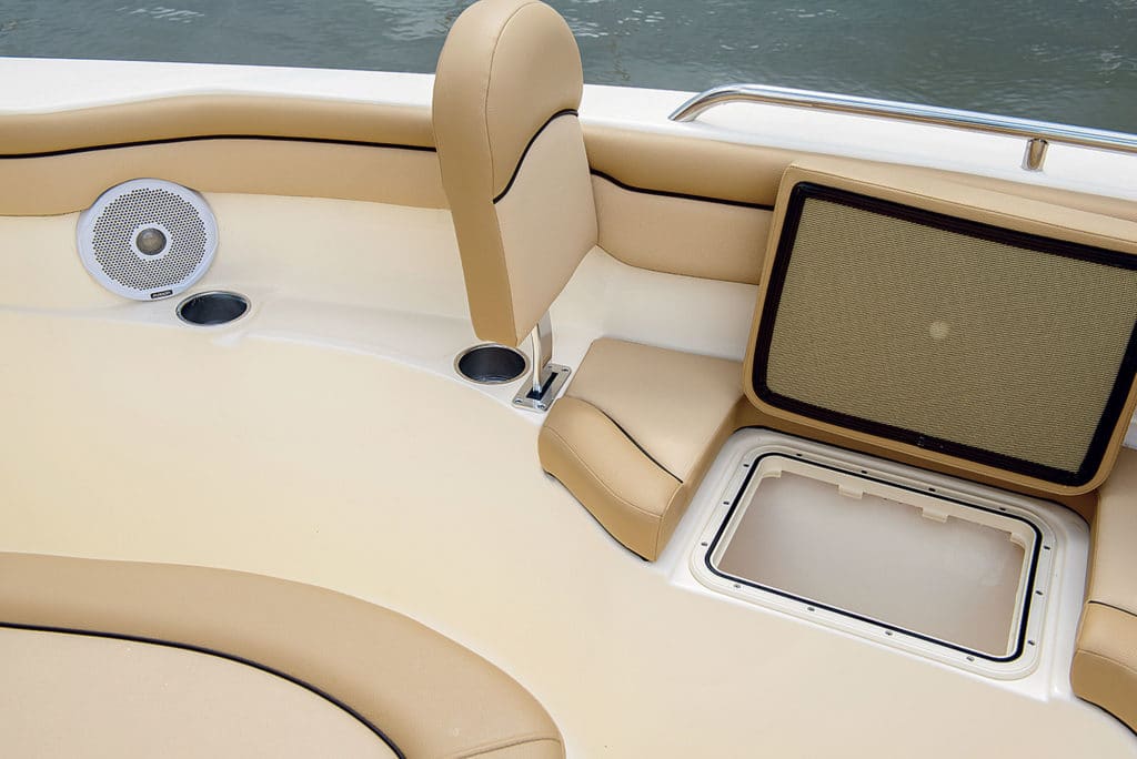 Scout 215 XSF Center Console Bow Seating