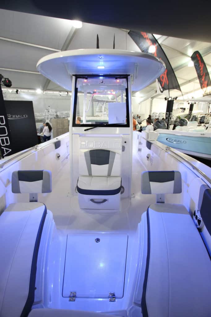 Robalo R272 Center Console