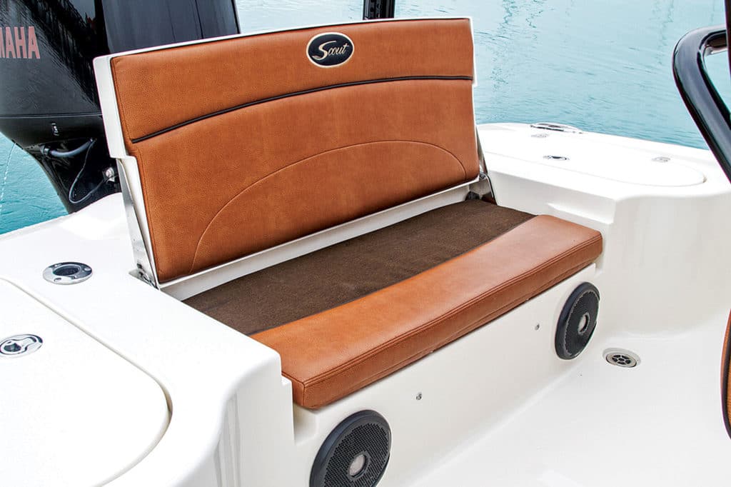 Transom seat on Scout 231 XS