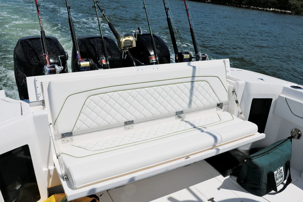 Aft cockpit transom bench seat