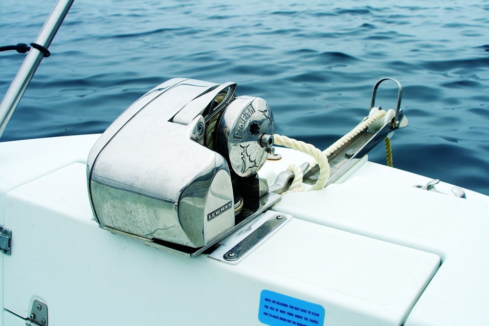 Lewmar Pro-Fish 700 electric windlass boat gear