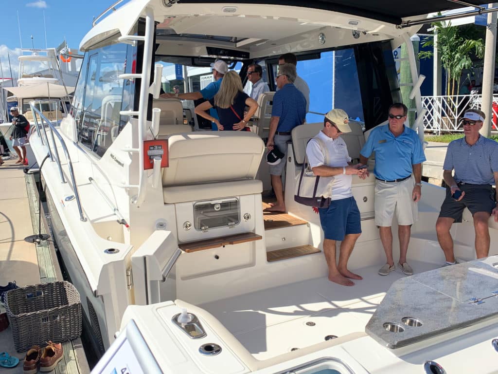 Boston Whaler 405 Conquest cockpit