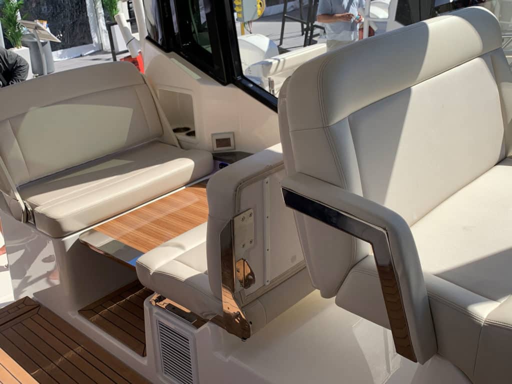 Boston Whaler 405 Conquest convertible seating