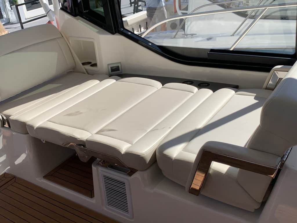 Boston Whaler 405 Conquest portside lounge