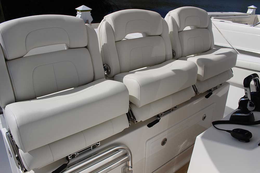 Stamas 392 Tarpon cockpit seating center-console offshore saltwater fishing boat