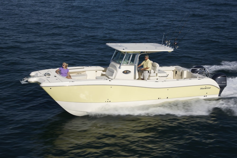 World Cat 320CC fishing boat