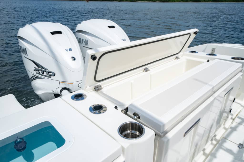 Pursuit S 358 transom livewell