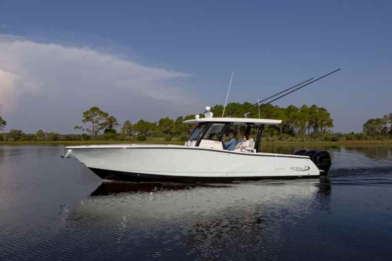 Robalo R360 out on a leisurely cruise