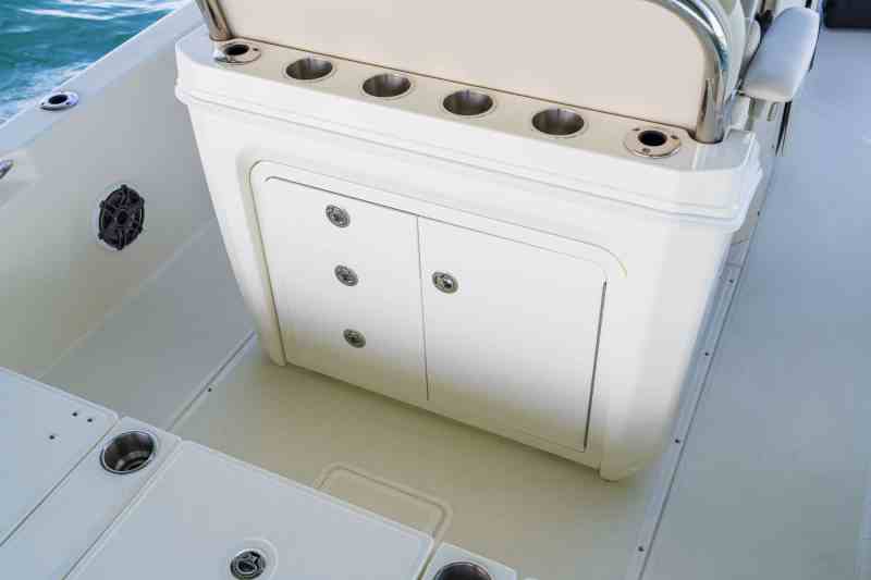 Boston Whaler 250 Dauntless helm seating pod
