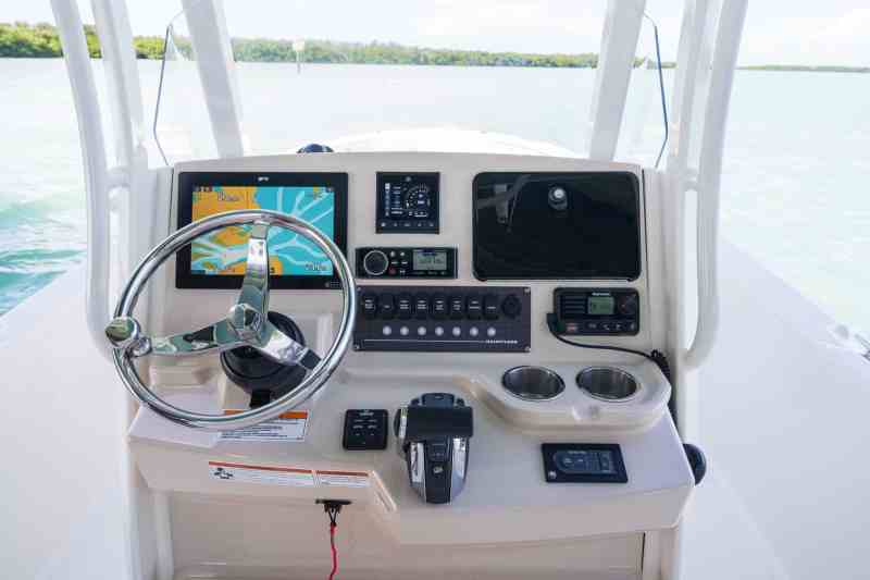 Boston Whaler 250 Dauntless helm electronics