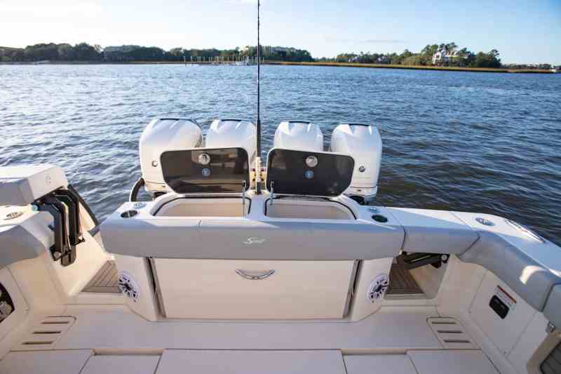 Scout 425 LXF transom livewells