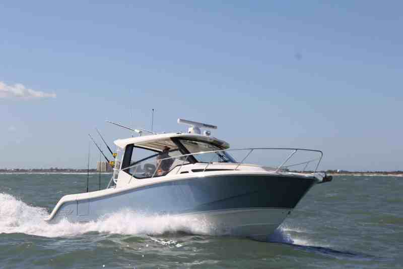 Boston Whaler 325 Conquest windshield