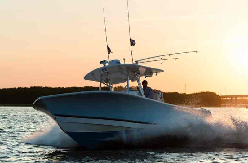 32 Regulator saltwater fishing boat running
