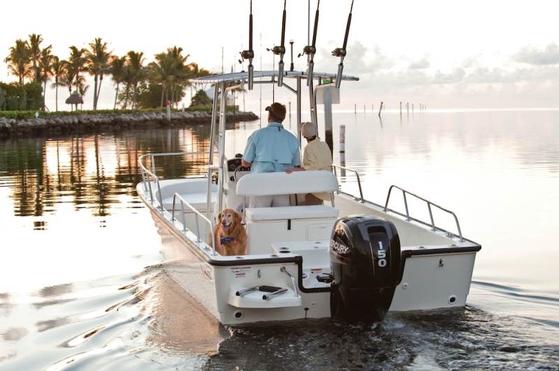 Boston Whaler 210 Montauk inshore center-console fishing boat