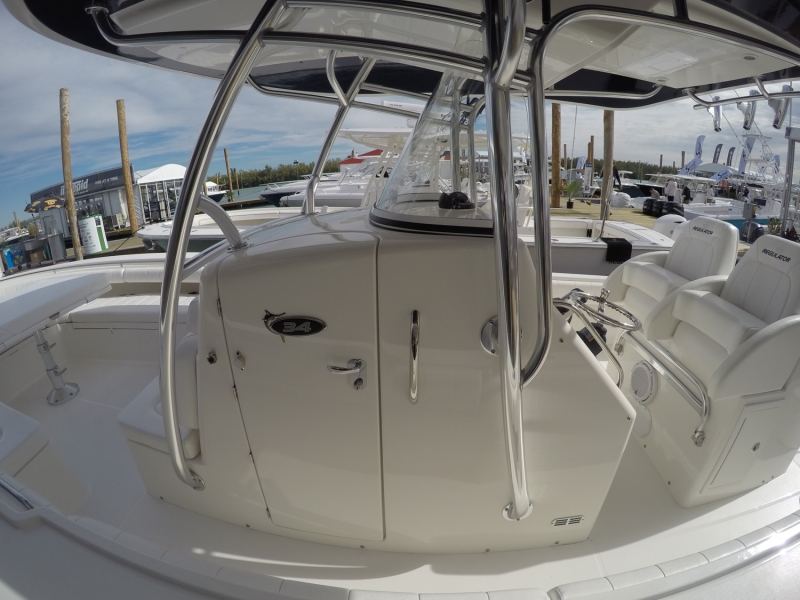 Regulator 34 console and helm
