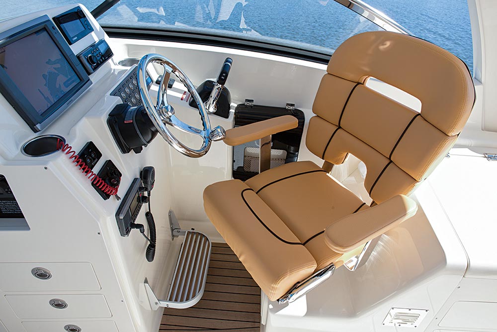 Scout 275 Dorado dual console fishing boat helm seat
