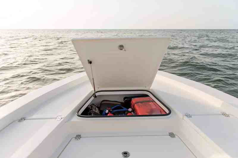 Avenger AV-26 bay boat foredeck