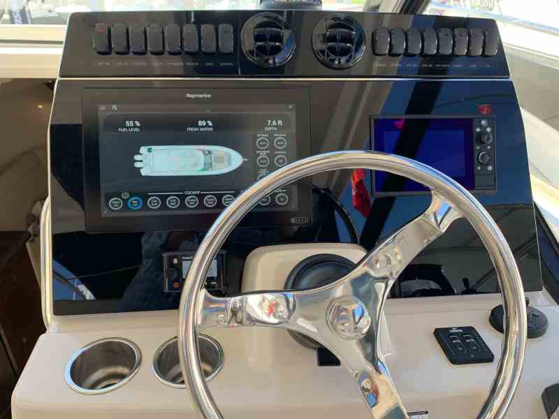 Boston Whaler 325 Conquest helm